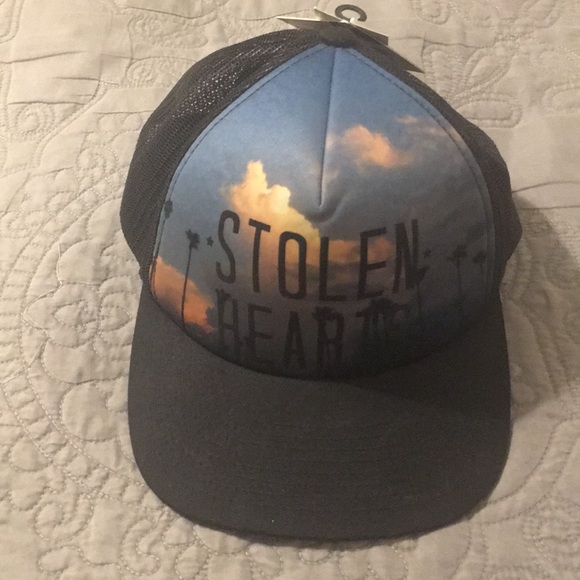 Volcom Accessories - Volcom “Stolen Hearts” 💕Trucker Hat